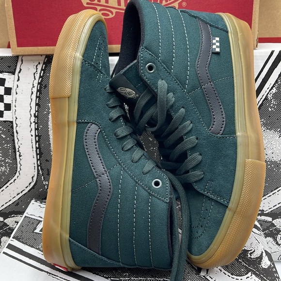 Vans WMNS Skate Sk8-Hi
Green/Gum
VN0A2Z3317P
Sneakers - Picture 12 of 16